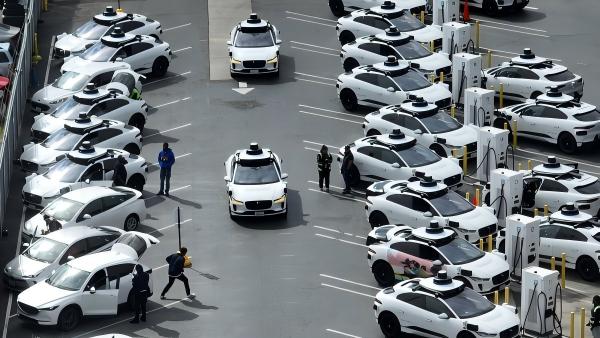 robotaxi-fleet-autonomous-vehicles-parking-lot